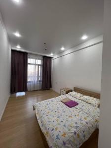 ein Schlafzimmer mit einem großen Bett in einem Zimmer in der Unterkunft 2-room apartment Centrium Residence in Bischkek