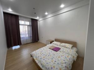 Giường trong phòng chung tại 2-room apartment Centrium Residence