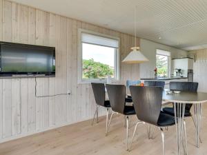 TV a/nebo společenská místnost v ubytování Holiday Home Kris - 200m from the sea in Western Jutland by Interhome