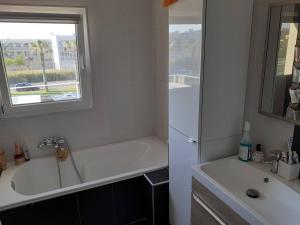 Fotografia z galérie ubytovania Loue Palavas Maison 160m2 avec piscine chauffée et jacuzzi à 2 pas de la plage et du centre ville v destinácii Palavas-les-Flots