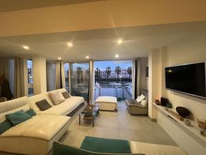Fotografia z galérie ubytovania Loue Palavas Maison 160m2 avec piscine chauffée et jacuzzi à 2 pas de la plage et du centre ville v destinácii Palavas-les-Flots