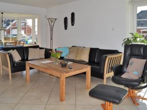 sala de estar con sofá y mesa de centro en Holiday Home Joonas - 100m from the sea in Western Jutland by Interhome en Havneby