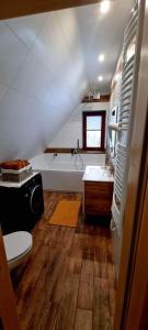 ein Badezimmer mit einem Waschbecken und einer Badewanne in der Unterkunft Willa u Łapów in Kościelisko