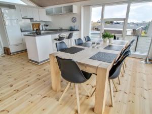 Kuchyň nebo kuchyňský kout v ubytování Holiday Home Ute - 200m from the sea in Western Jutland by Interhome