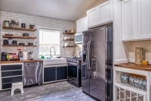 Kuchyň nebo kuchyňský kout v ubytování 4BR Victorian Walk to UC Davis & Shriner Med Cen