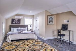 Postel nebo postele na pokoji v ubytování 4BR Victorian Walk to UC Davis & Shriner Med Cen