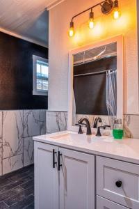 Kuchyň nebo kuchyňský kout v ubytování 4BR Victorian Walk to UC Davis & Shriner Med Cen + 20 fotografií