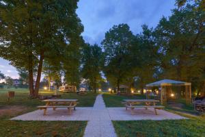 un parque con 2 bancos y un cenador en FUTURE IS NATURE PLAYGROUND, en Sala Biellese