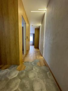 pasillo vacío con paredes y suelo de madera en Gal Apart, en Szczyrk