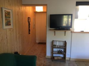 TV a/nebo společenská místnost v ubytování Maison de village et jardin , à Mornac sur Seudre