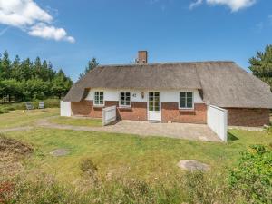 uma antiga casa de tijolos com telhado de palha em Holiday Home Hakun - 4km from the sea in Western Jutland by Interhome em Rømø Kirkeby