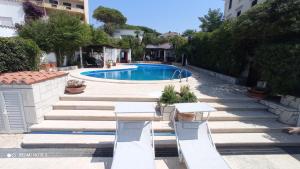 a swimming pool with stairs next to a building at Villa con Piscina Privata fronte Spiaggia in Santa Marinella