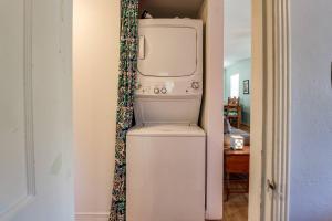 een koelkast in een keuken met een wasmachine en droger bij Bluebird Bungalow in Jacksonville