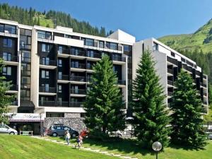 ein großes Gebäude mit Bäumen davor in der Unterkunft Appartement Flaine, 2 pièces, 5 personnes - FR-1-425-175 in Arâches-la-Frasse