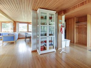 een kamer met een witte kast met borden erin bij Holiday Home Sweni - 800m from the sea in Western Jutland by Interhome in Fanø