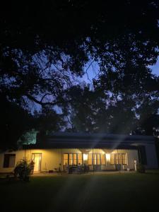 una casa por la noche con las luces encendidas en La Guarida Lobos, en Lobos