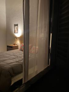 1 dormitorio con 1 cama con puerta de cristal en La Guarida Lobos, en Lobos