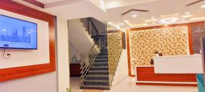 Keerthis Royal Suites - Near International Airport Terminal 1 and 2的电视和/或娱乐中心