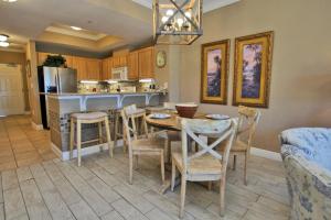 cocina y comedor con mesa y sillas en Crystal Tower 208 en Gulf Shores
