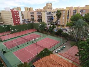 Tenis a/nebo squash v ubytování Apartamento playa nebo okolí