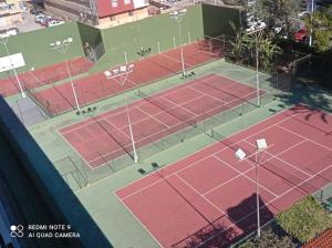 Tenis a/nebo squash v ubytování Apartamento playa nebo okolí