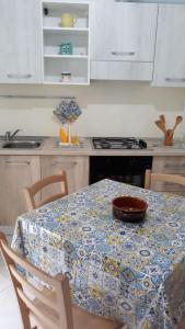 una cucina con tavolo e piatto di Casa Simo a Lido Marini