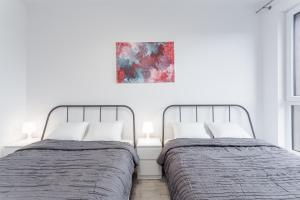 Łóżko lub łóżka w pokoju w obiekcie Chill Apartments Airport Ursynów