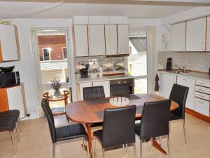 uma cozinha e sala de jantar com mesa e cadeiras em Apartment Jasna - 2-3km from the sea in Western Jutland by Interhome em Sønderby