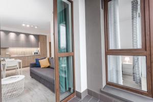 salon z kanapą i stołem w obiekcie Chill Apartments Airport Ursynów w Warszawie