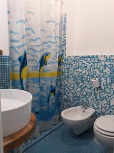リド・マリーニにあるCasa Simoのバスルーム(洗面台、トイレ、シャワーカーテン付)
