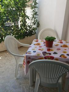 un tavolo e due sedie con una tovaglia sopra di Casa Simo a Lido Marini
