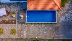 an overhead view of a swimming pool with an umbrella at Casa da Pinheira 2 in Funchal