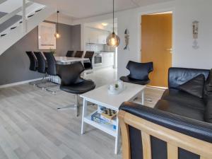een woonkamer met een tafel en stoelen bij Apartment Raine - 2-3km from the sea in Western Jutland by Interhome in Sønderby