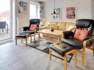 sala de estar con sofá, 2 sillas y mesa en Apartment Tinna - 2-3km from the sea in Western Jutland by Interhome, en Sønderby