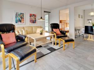 sala de estar con sofá, sillas y mesa en Apartment Tinna - 2-3km from the sea in Western Jutland by Interhome, en Sønderby