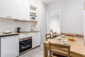 Kuchnia lub aneks kuchenny w obiekcie Chill Apartments Airport Ursynów