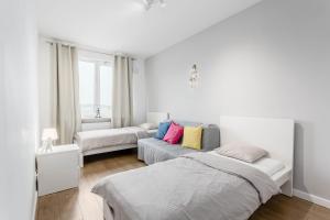 Łóżko lub łóżka w pokoju w obiekcie Chill Apartments Airport Ursynów