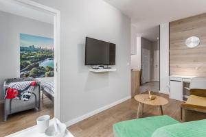 Telewizja i/lub zestaw kina domowego w obiekcie Chill Apartments Airport Ursynów