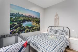 sypialnia z łóżkiem i obrazem na ścianie w obiekcie Chill Apartments Airport Ursynów w Warszawie