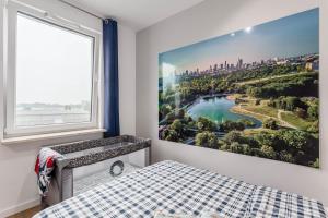 sypialnia z dużym oknem i łóżkiem w obiekcie Chill Apartments Airport Ursynów w Warszawie