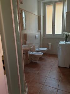 瓦爾索達的住宿－Caffè del Viaggiatore，浴室设有2个卫生间和水槽