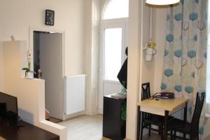 een woonkamer met een tafel en een raam bij Somogyi Béla Apartments in Boedapest