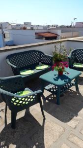 リド・マリーニにあるCasa Stefyの屋上のテーブルと椅子