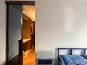 1 dormitorio con 1 cama y puerta a un armario en La casa di Soddy, en Albano Laziale