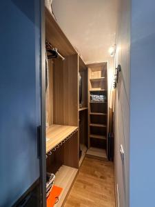 Habitación pequeña con armario y suelo de madera. en La casa di Soddy, en Albano Laziale