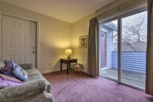 スプリングフィールドにあるSpringfield Condo, Close to Museums!のソファとガラスの引き戸のあるリビングルーム