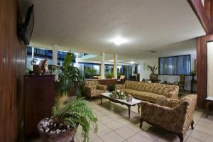 un soggiorno con divani e tavolo di Hotel Mozonte a Managua