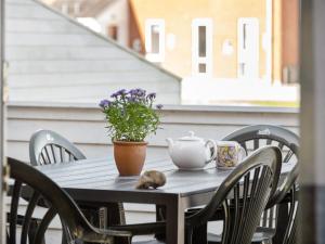 einen Tisch mit einer Teekanne und eine Katze, die darauf schläft. in der Unterkunft Apartment Odger - 2-3km from the sea in Western Jutland by Interhome in Sønderby