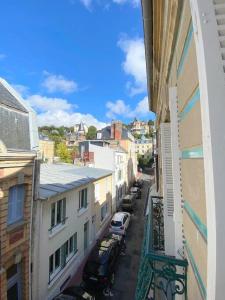 una vista di una strada cittadina da un balcone di Plein centre trouville, 200m de la plage, 2/4 pers a Trouville-sur-Mer