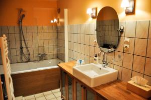 un baño con lavabo y bañera en Gite "Le Riesling" à Riquewihr, en Riquewihr 10 fotos más